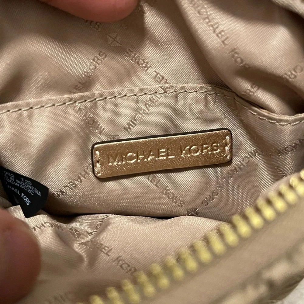 NWOT Michael Kors Winnie Medium Quilted Phone Crossbody Bag In Metallic Gold - Picture 6 of 12